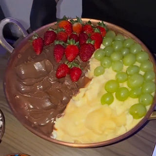 Tacho de cobre com brigadeiro, morangos e uvas
