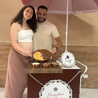 Casal aproveitando o serviço de brigadeiro de tacho em evento