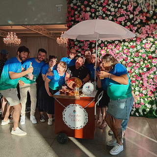 Grupo de convidados aproveitando o serviço de brigadeiro de tacho