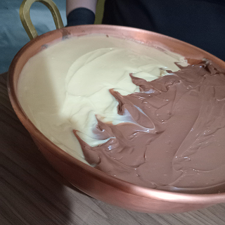 Tacho de cobre com brigadeiro sendo preparado
