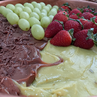 Brigadeiro de tacho com morangos e uvas