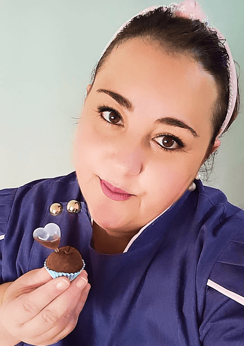 Chef Silvana Pimontes em preparação de ingredientes
